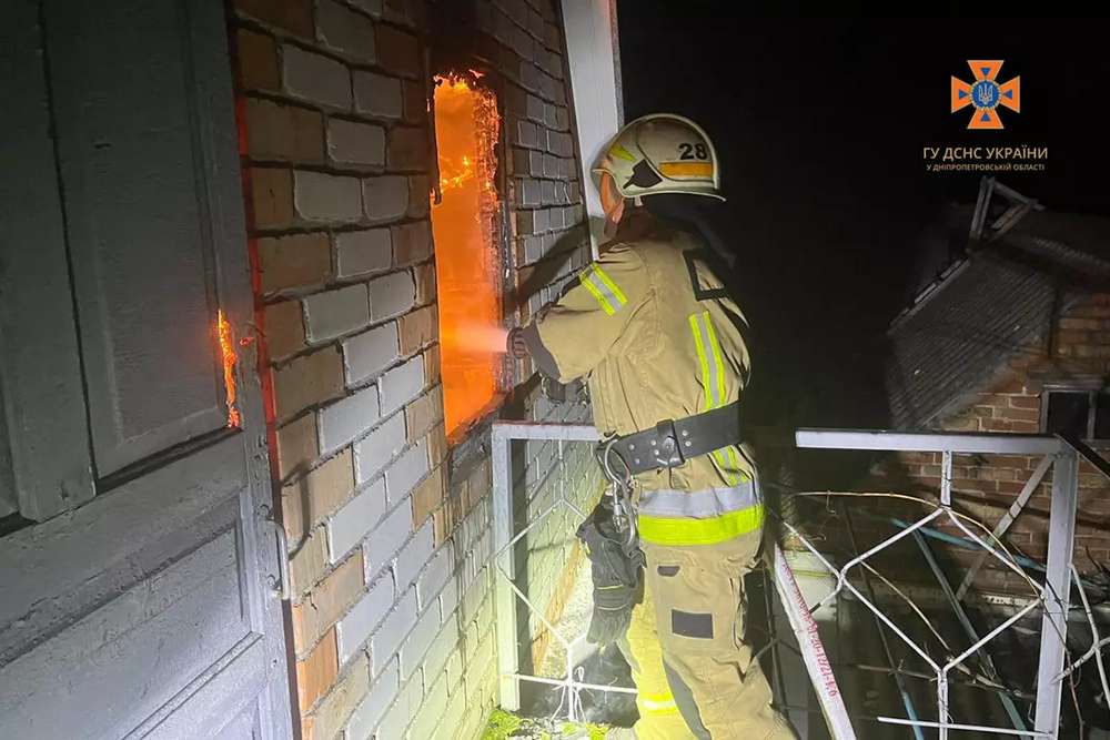 У Нікополі горів приватний будинок: з вогнем боролися 10 рятувальників