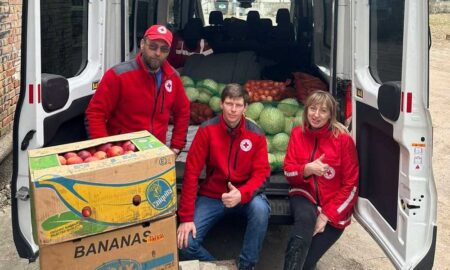 «Їм цей врожай без води дався дуже важко»: фермери з Нікопольщини передали дітям овочі і фрукти