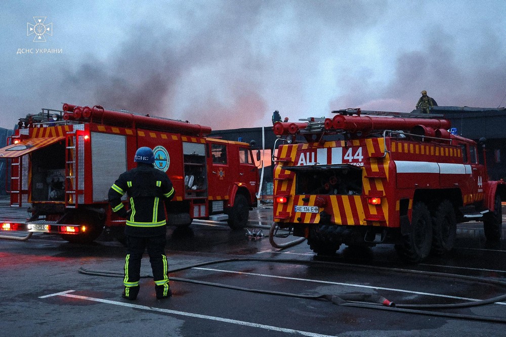 Рятувальники показали, як гасили пожежу у знищеному ворогом «Епіцентрі» у Нікополі (фото)