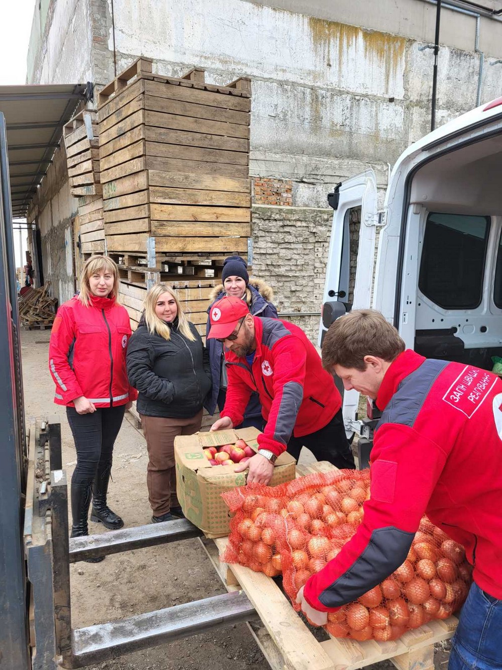 «Їм цей врожай без води дався дуже важко»: фермери з Нікопольщини передали дітям овочі і фрукти