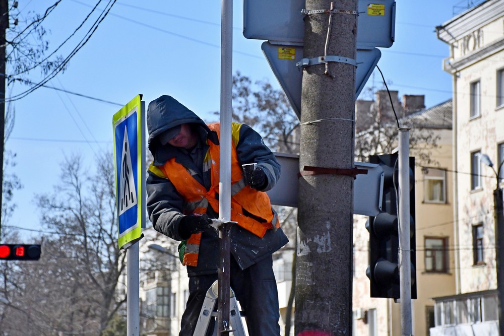 Попри обстріли комунальники Нікополя щодня працюють на вулицях міста (фото)