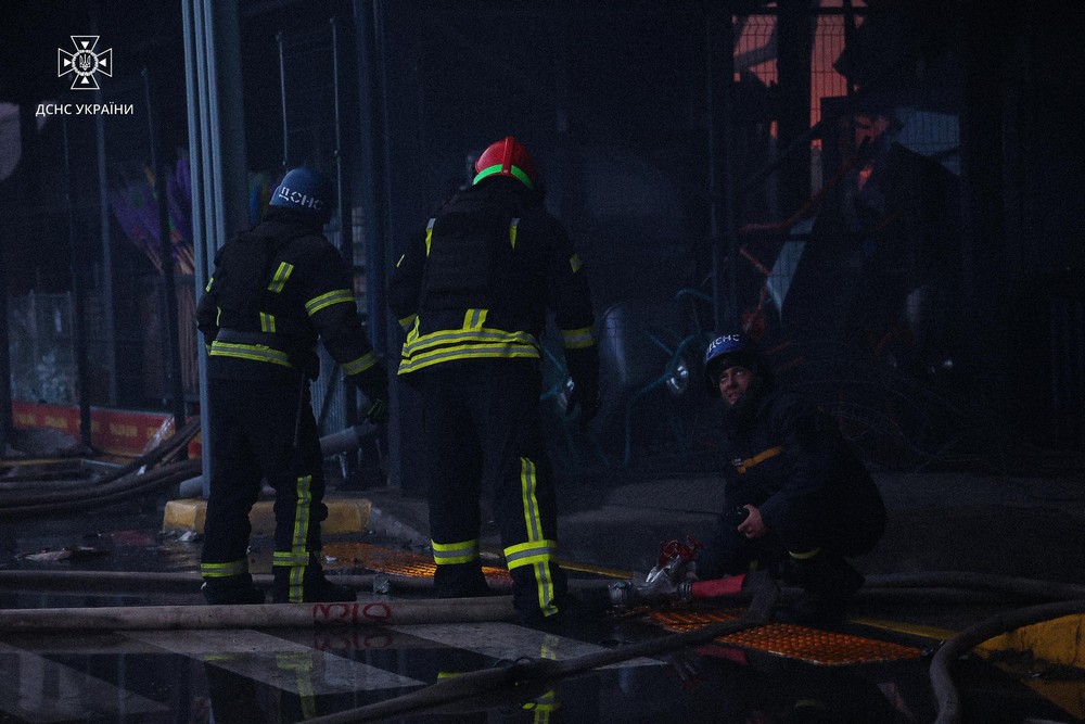 Рятувальники показали, як гасили пожежу у знищеному ворогом «Епіцентрі» у Нікополі (фото)
