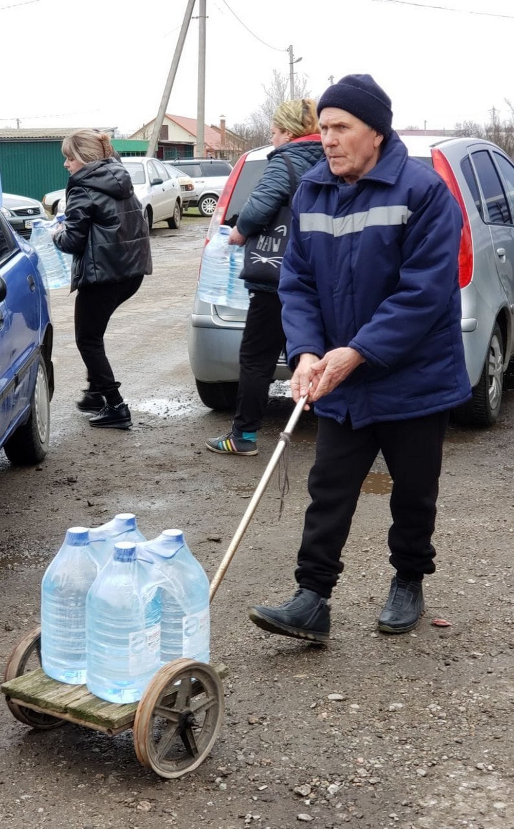 2808 бутлів води сьогодні отримали мешканці села Топила на Нікопольщині (фото)