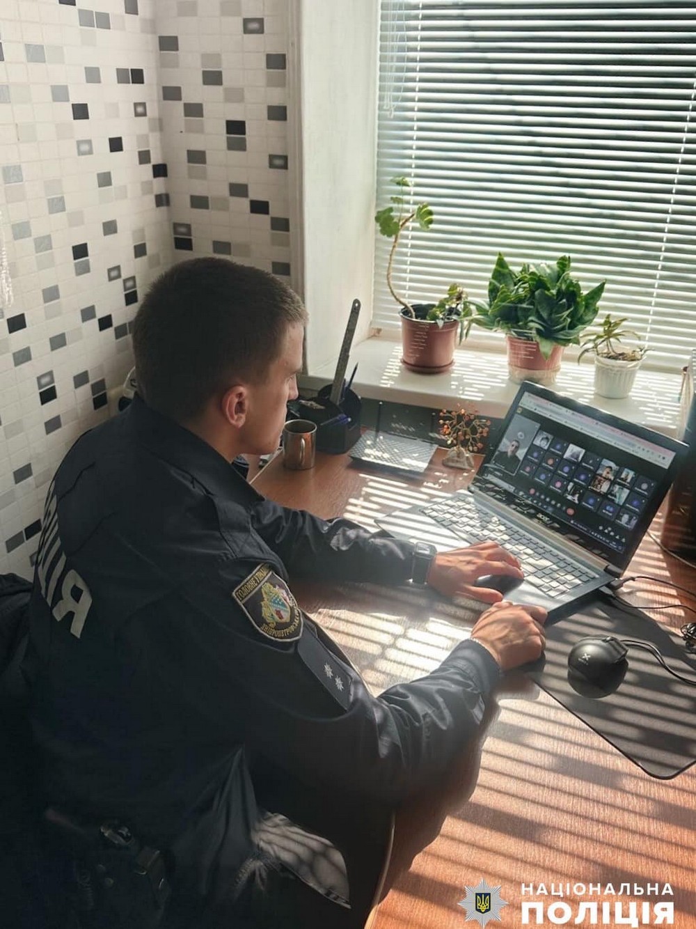 Безпечні канікули на Нікопольщині: правоохоронці провели онлайн-урок і бесіди на вулицях