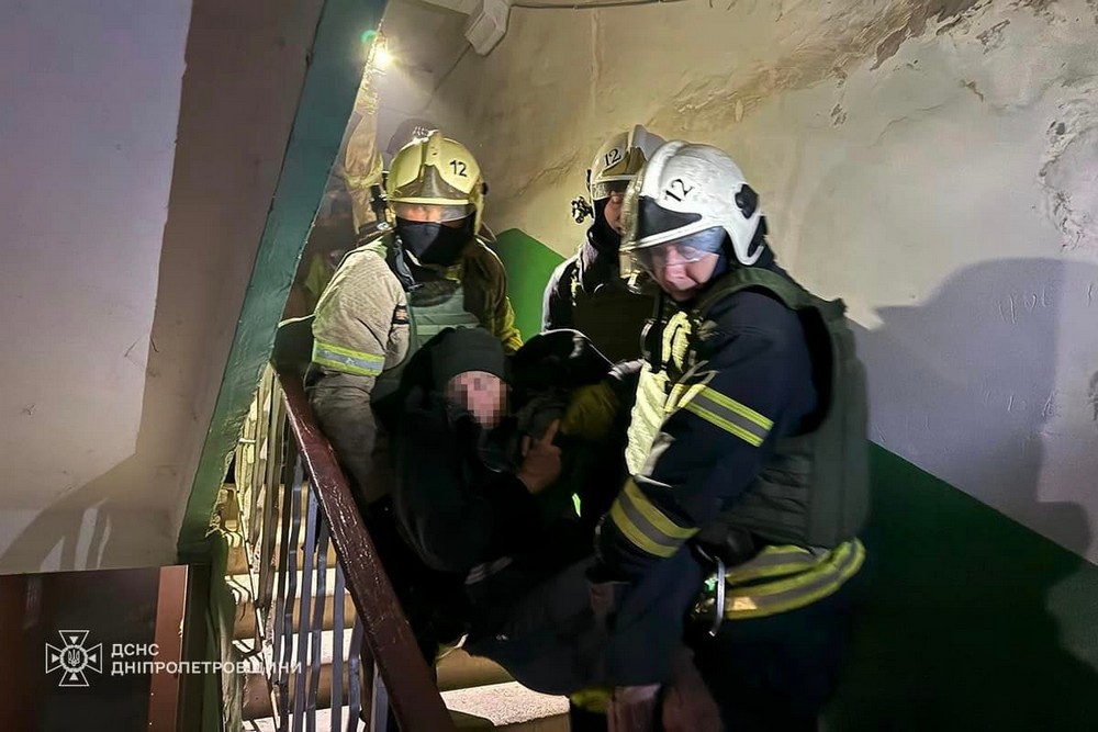 У Кривому Розі врятували 28 мешканців багатоповерхівки, на дах якої впав уламок дрону