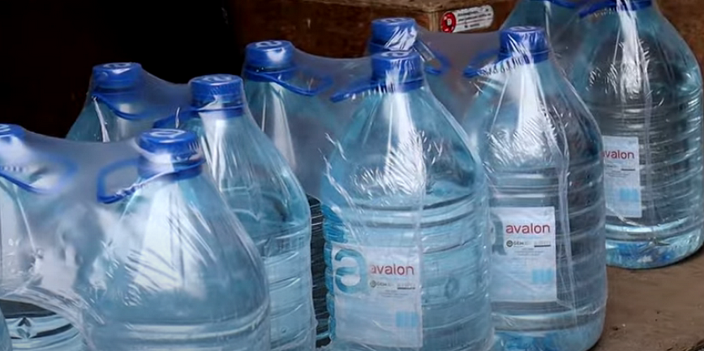 Як у Марганці проходить видача бутильованої води (відео)