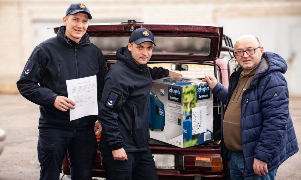 Нікопольська РВА передала рятувальникам і медикам потужні генератори