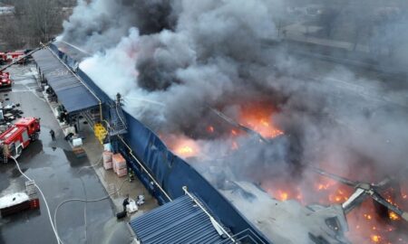 Пожежу в Епіцентрі Нікополя після обстрілу гасили 5 годин (фото)