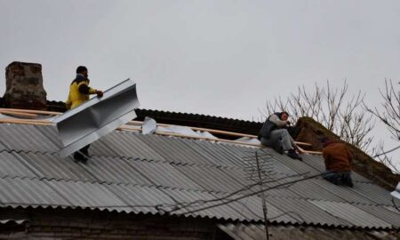 У  Нікополі продовжують відновлювати пошкоджені ворогом будинки (фото)