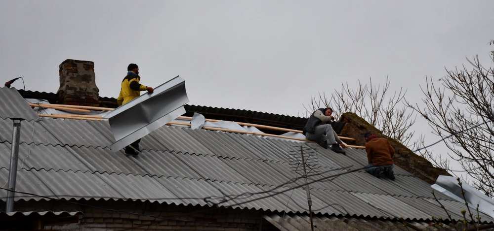У  Нікополі продовжують відновлювати пошкоджені ворогом будинки (фото)