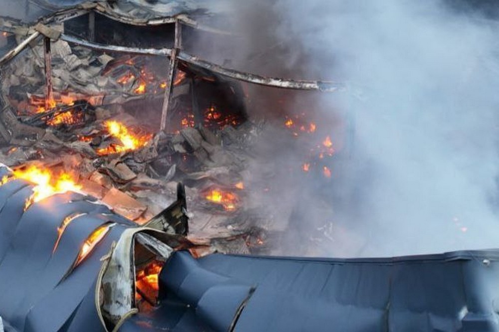 Росіяни вдарили по ТЦ у Нікополі, обстріляли Марганецьку громаду, сталися пожежі