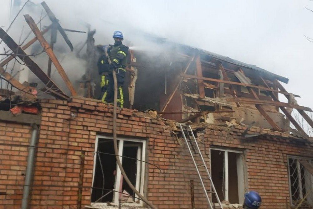 Росіяни вдарили по ТЦ у Нікополі, обстріляли Марганецьку громаду, сталися пожежі