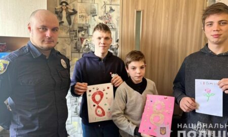 На Нікопольщині поліцейські допомогли дітям зробити вітальні листівки (фото)