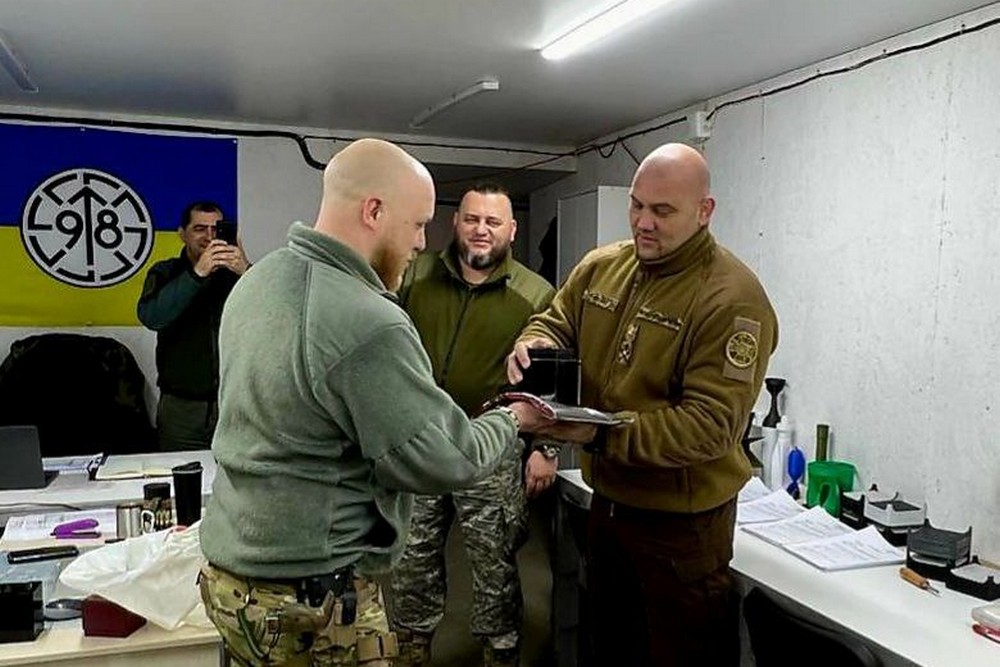 Начальник ДніпроОВА зустрівся з бійцями тероборони – передав дрони і засоби РЕБ