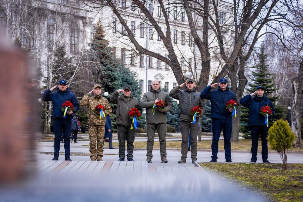 Звідси перші добровольці Дніпропетровщини вирушали на фронт 10 років тому: у Дніпрі вшанували пам’ять Героїв