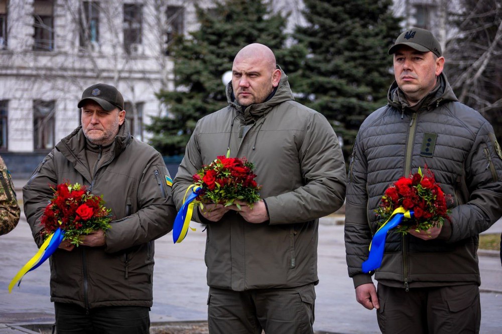 Звідси перші добровольці Дніпропетровщини вирушали на фронт 10 років тому: у Дніпрі вшанували пам’ять Героїв