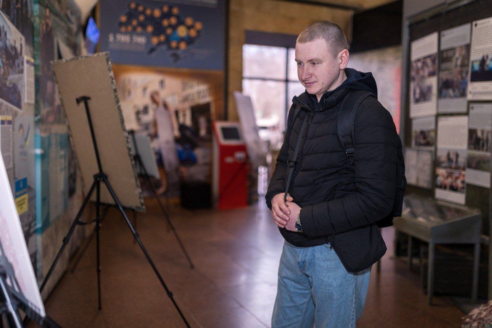 Знімав бойові будні: доброволець з Дніпропетровщини презентував фотовиставку