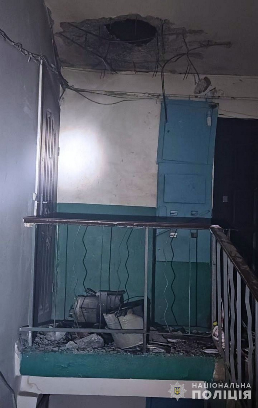 5 постраждалих, пробитий дах багатоповерхівки – про обстріли Нікопольщини і Кривого Рогу розповіли у поліції