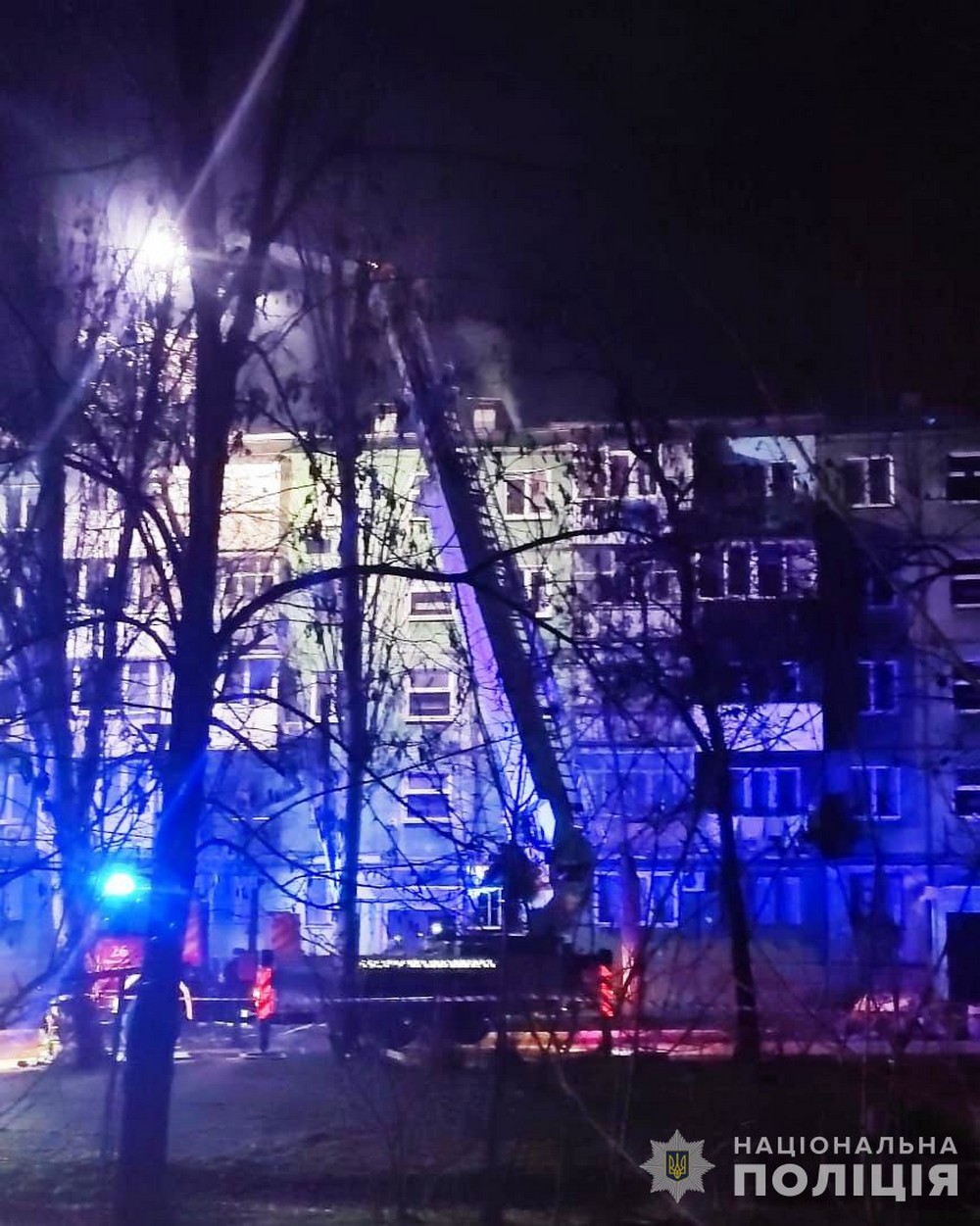 5 постраждалих, пробитий дах багатоповерхівки – про обстріли Нікопольщини і Кривого Рогу розповіли у поліції