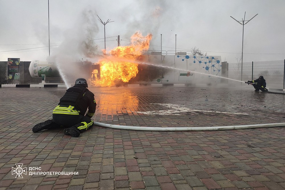 Окупанти знову вдарили по АЗС у Нікополі 18 березня – виникла пожежа