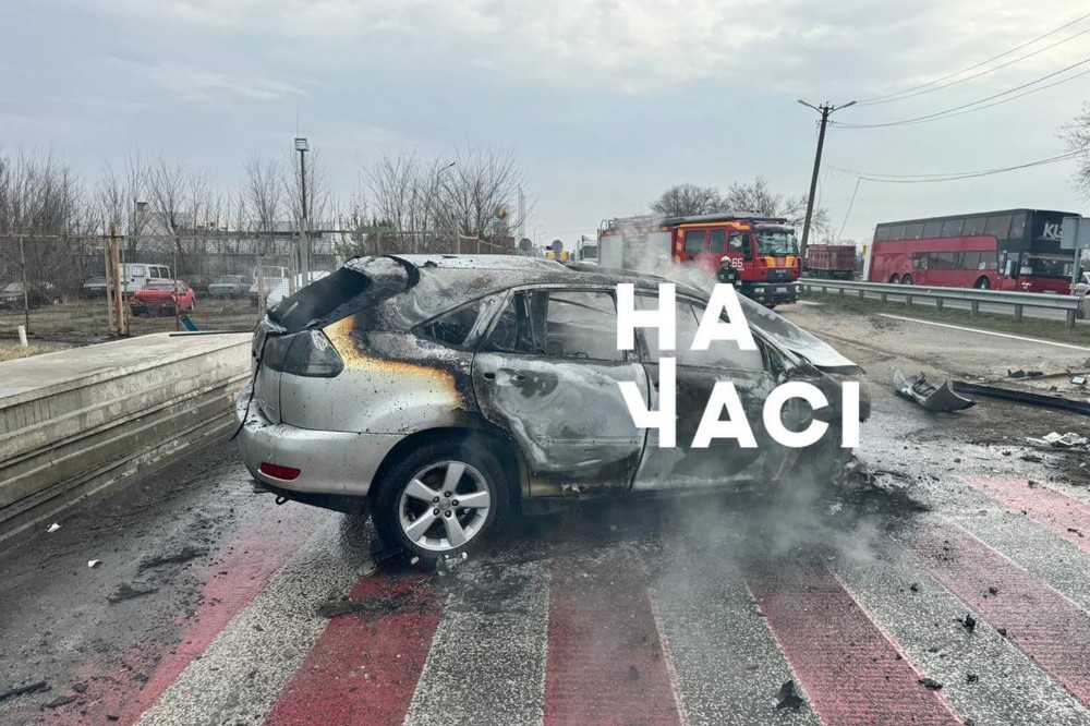 На трасі Дніпро-Кривий Ріг Lexus збив патрульного і спалахнув
