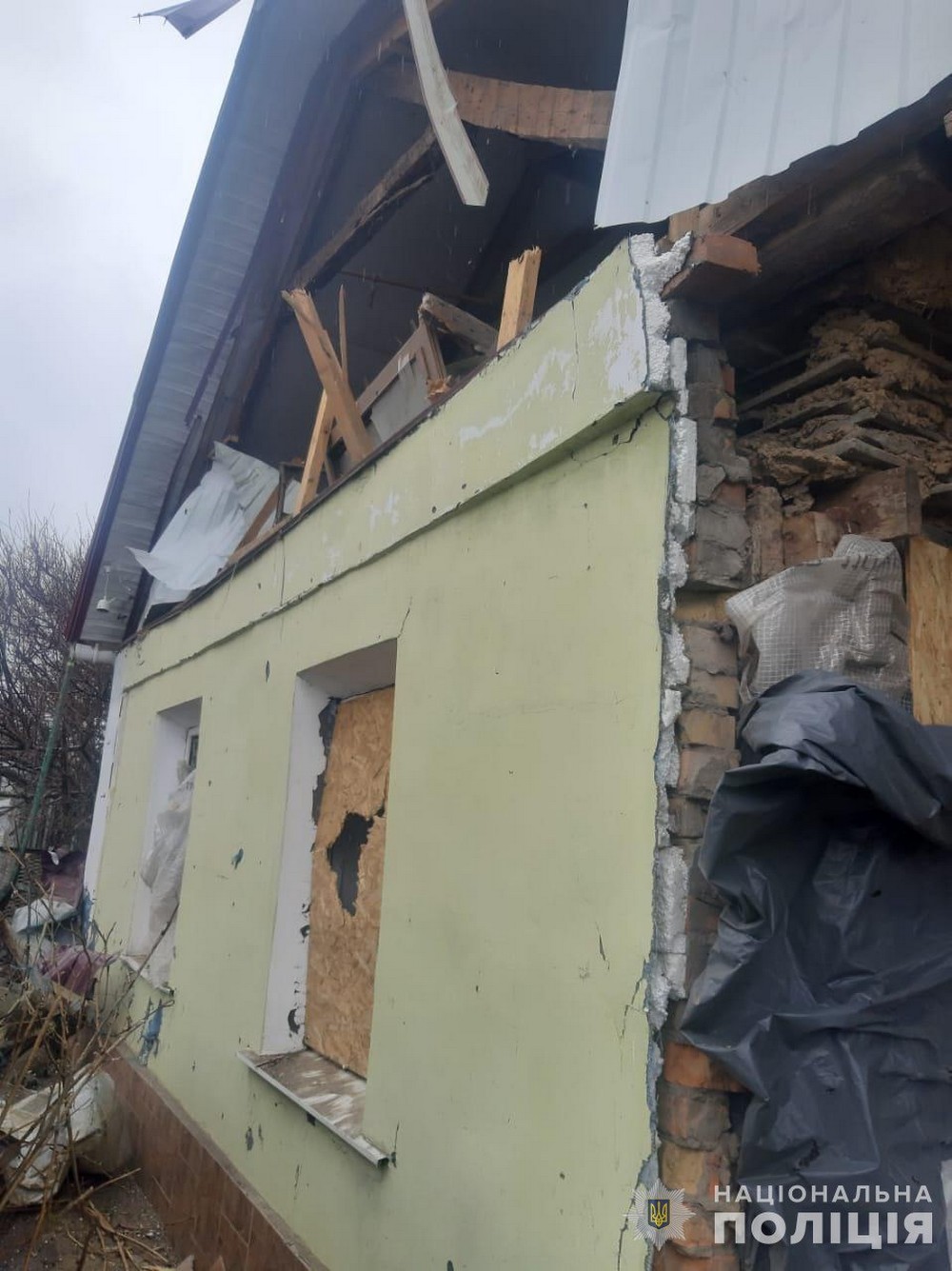 Постраждала жінка, побито будинки: про наслідки обстрілів Нікополя і району розповіли у поліції