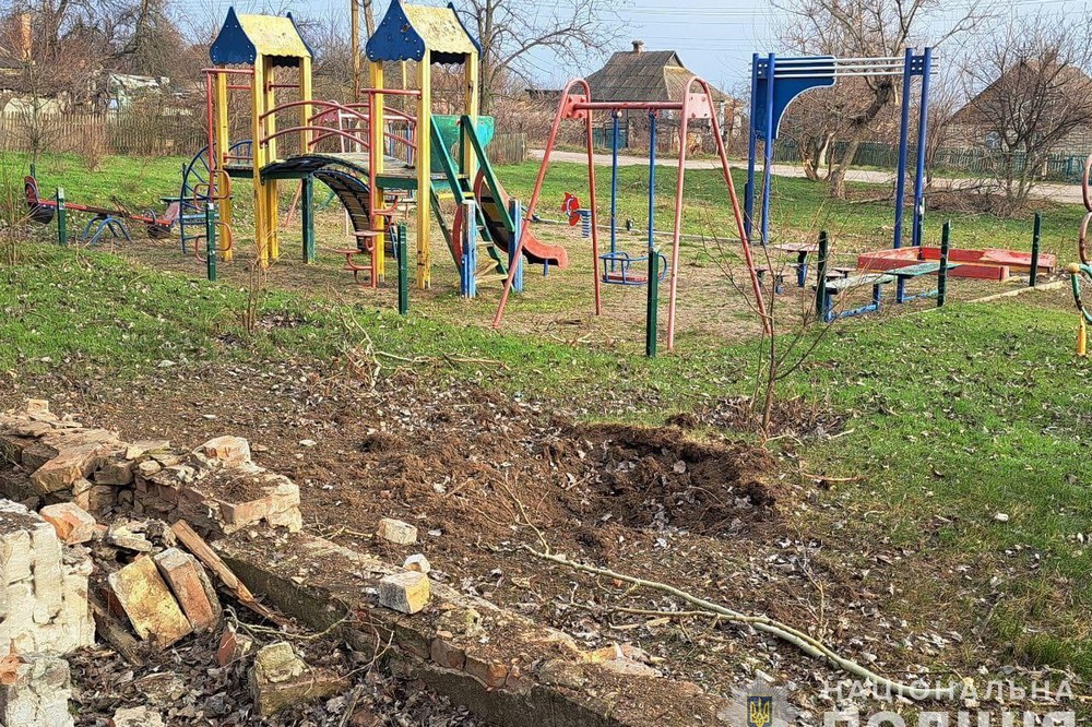 На дитячих майданчиках вирви від снарядів: про наслідки обстрілів Нікопольщини розповіли у поліції