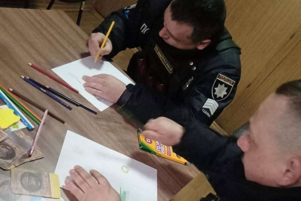 Переїхали до Нікополя з Луганської області: поліцейські-ВПО малювали на зайнятті з психологами