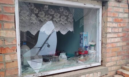 Побиті будинки, автівка, газогін: ворог атакував Нікопольщину, запустив по області «Шахед» (фото)