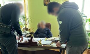 На Дніпропетровщині викрили на хабарі у 2 500 доларів голову райсуду (відео)