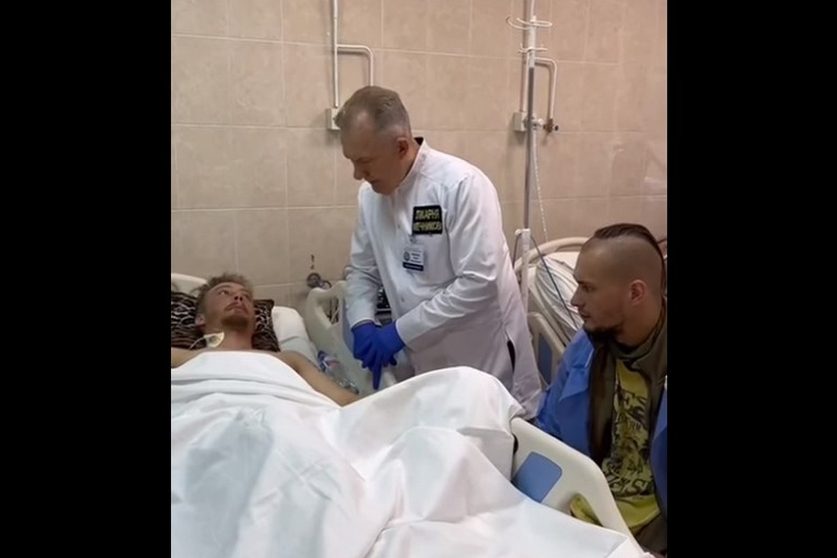 «Головний воїн у нас в сім’ї мамка» - у лікарні Дніпра Захисника після ампутації підтримує його брат (відео)