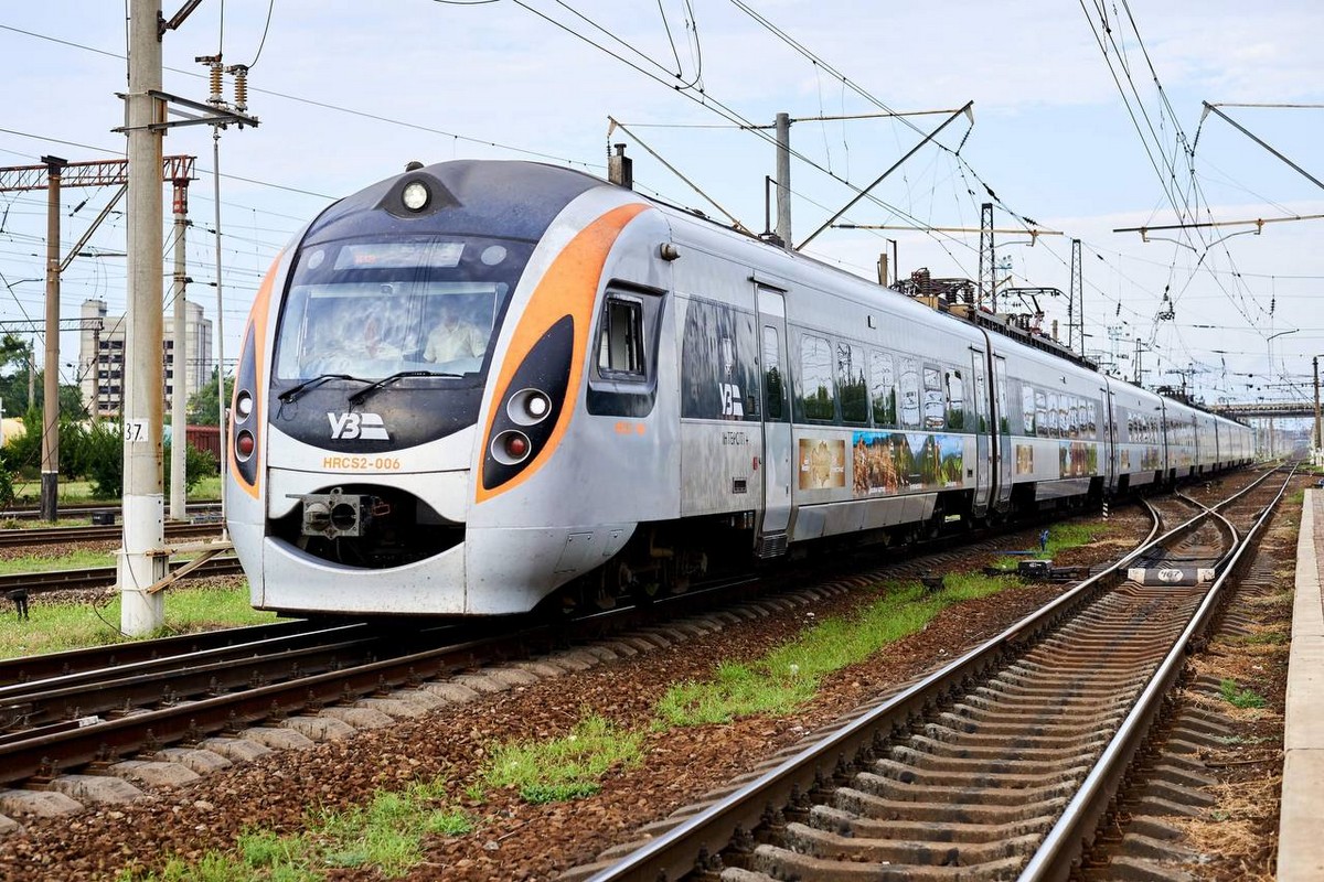 Вокзал Дніпра відновив роботу після атаки, але є затримки поїздів