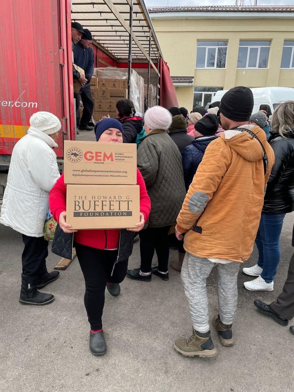 Гуманітарна допомога на Нікопольщині: що і кому видавали на минулому тижні, які зміни у квітні