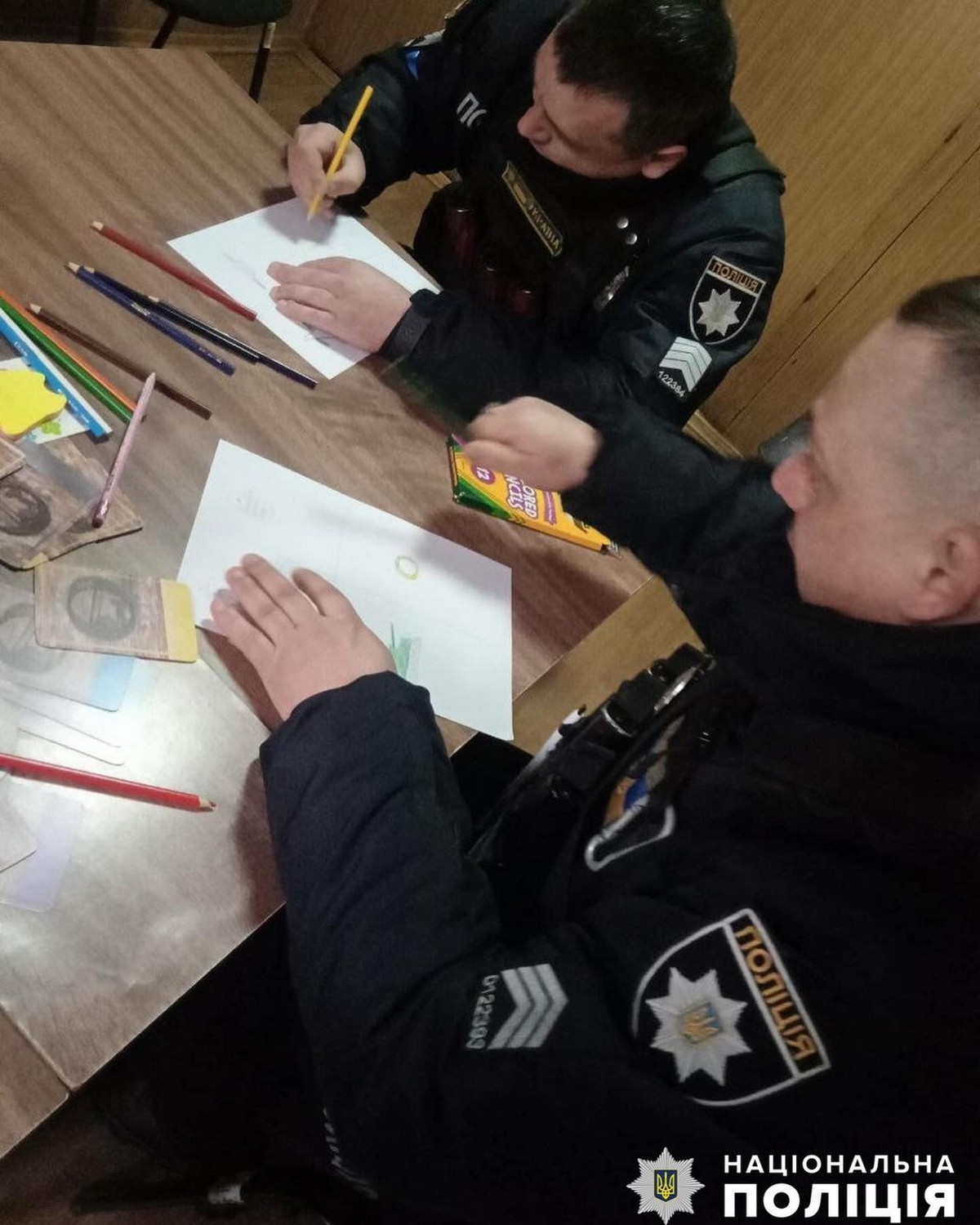 Переїхали до Нікополя з Луганської області: поліцейські-ВПО малювали на зайнятті з психологами