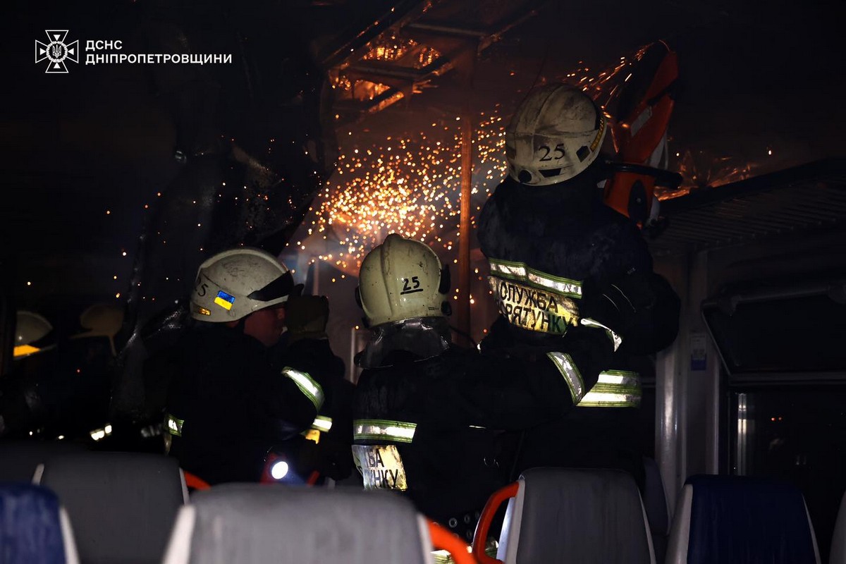 У Дніпрі під час руху загорівся електропоїзд: з вогнем боролися 29 рятувальників