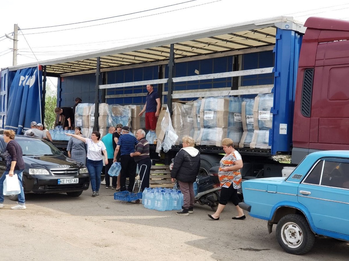 Волонтери доставили у Мирівську громаду 80 тонн питної води цього тижня (фото)55 n