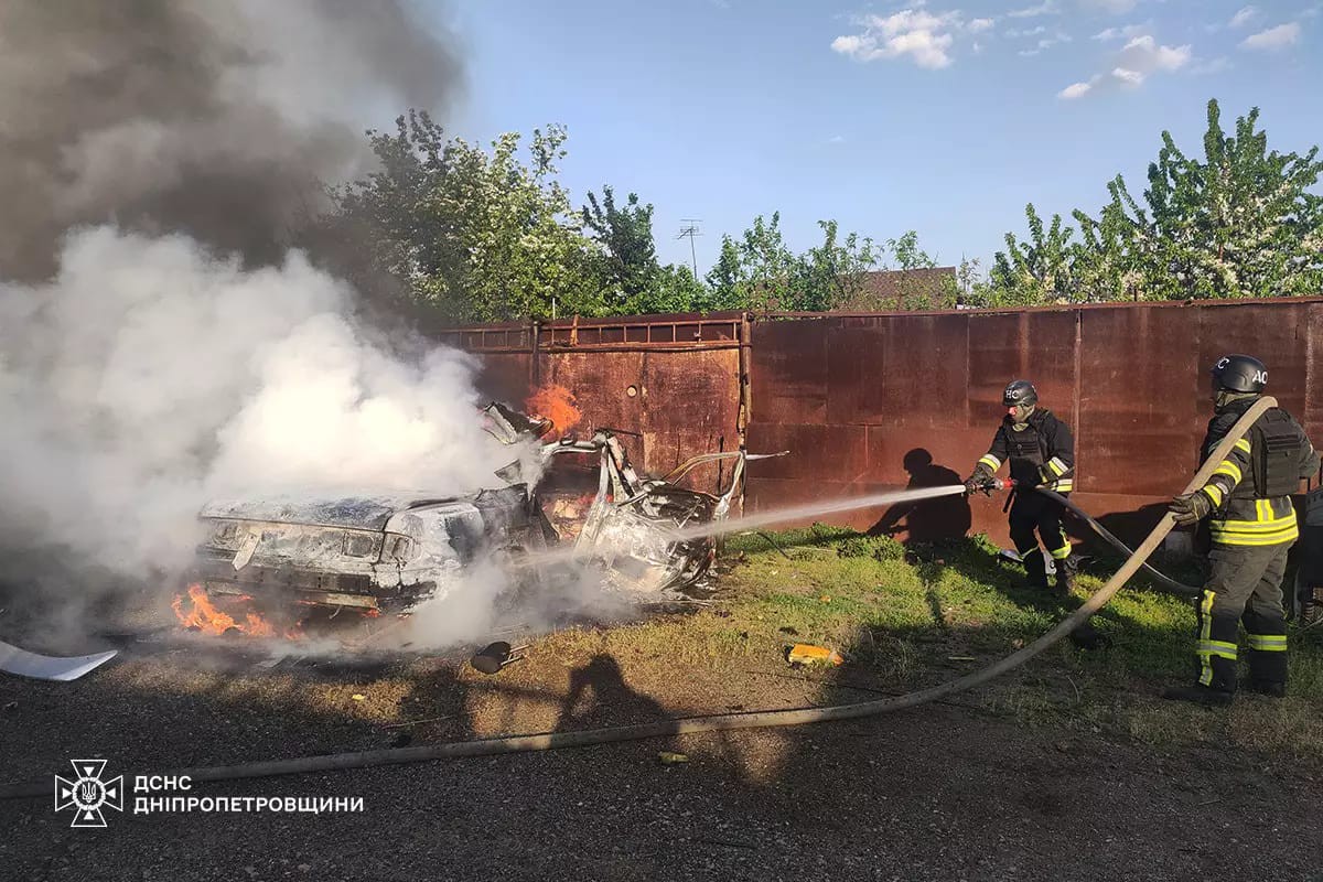 У Нікополі рятувальники ліквідували пожежу після ворожого обстрілу