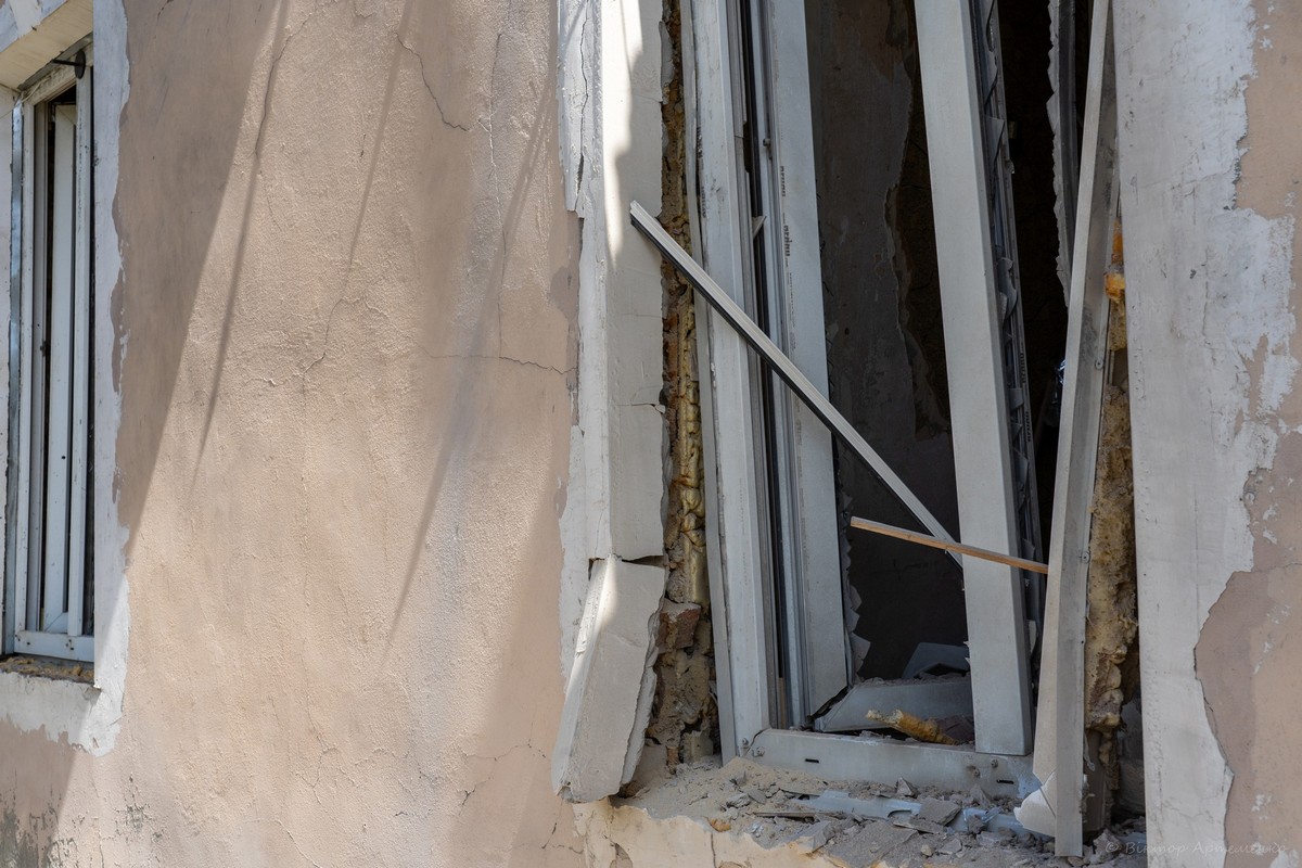 Пряме влучання в студію: журналіст з Нікополя показав свій зруйнований будинок (відео, фото)
