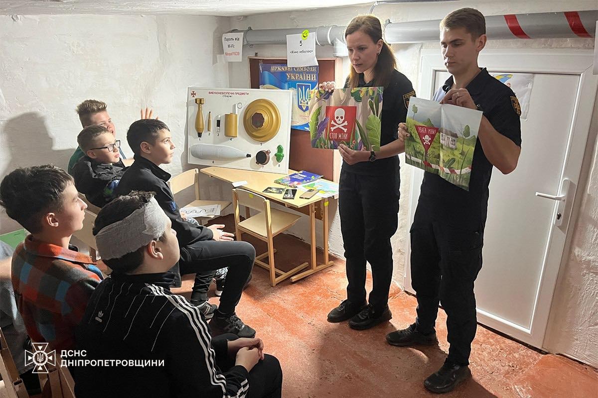 На Нікопольщині рятувальники навчають школярів в укритті (фото)