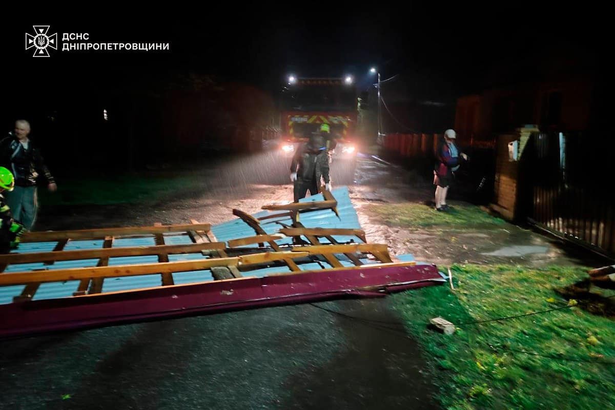 Наслідки негоди на Дніпропетровщині: дах впав на дорогу, без світла залишаються 15 тисяч родин