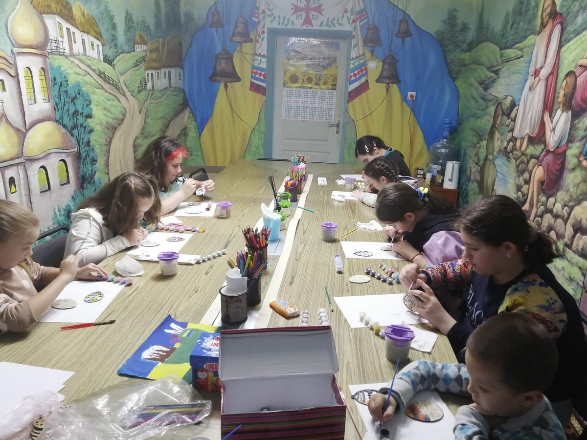 У незламному Нікополі учні недільної школи розписали 40 «писанок» для ЗСУ (фото)