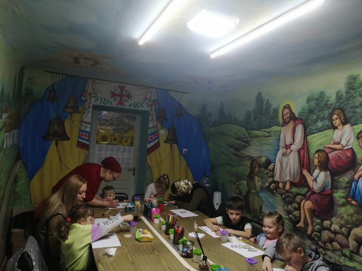 У незламному Нікополі учні недільної школи розписали 40 «писанок» для ЗСУ (фото)