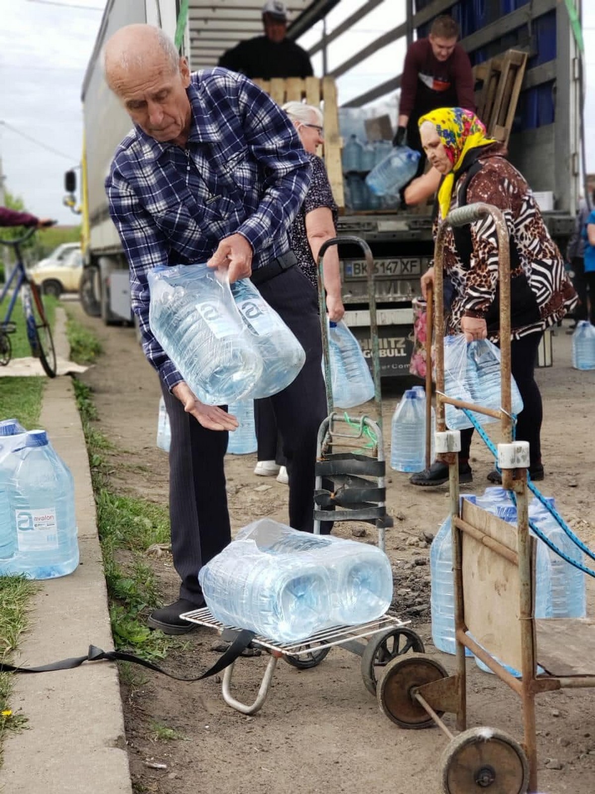 Гуманітарна допомога на Нікопольщині на цьому тижні: що і кому видавали (фото)