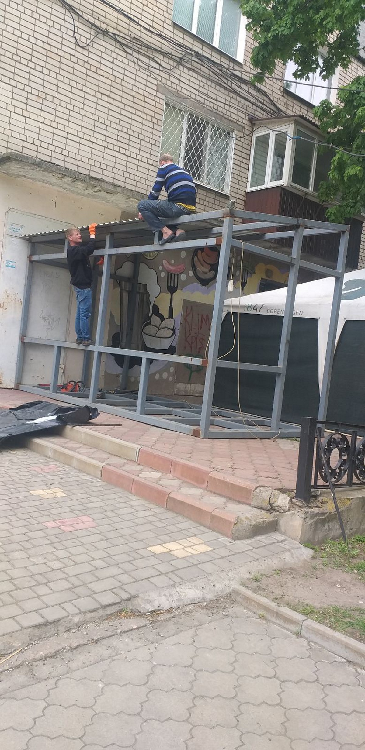 Поки жінка захищає Україну, чоловіки будують під її вікнами «наливайку» - ситуація у Нікополі