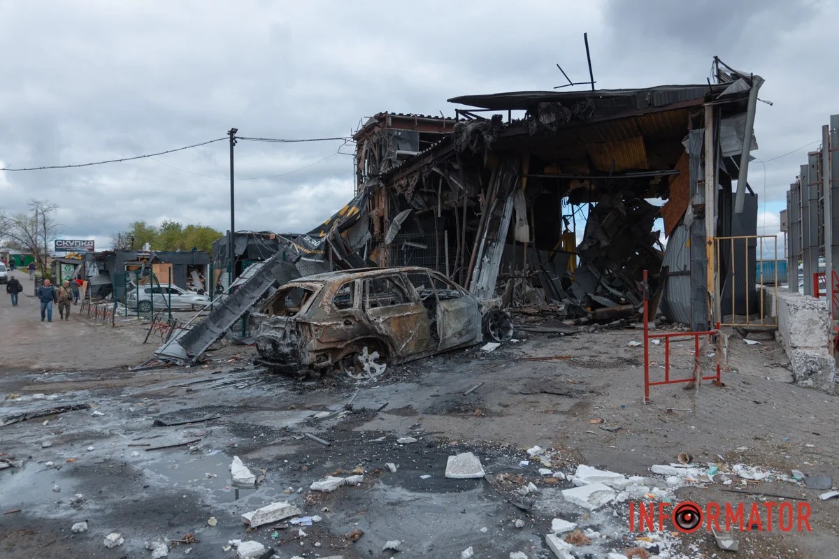 ЗМІ показали, як виглядає автовокзал Дніпра після ворожої атаки: понівечено автобуси, машини і будівля (фото, відео)