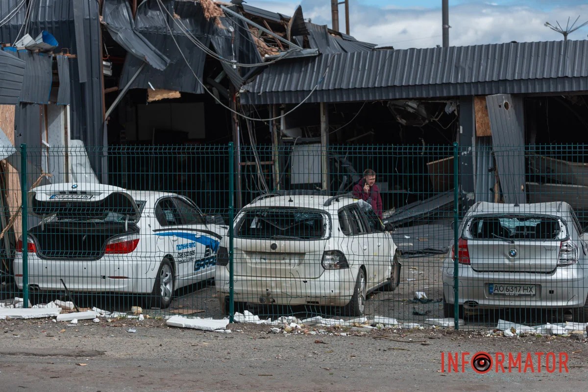 ЗМІ показали, як виглядає автовокзал Дніпра після ворожої атаки: понівечено автобуси, машини і будівля (фото, відео)