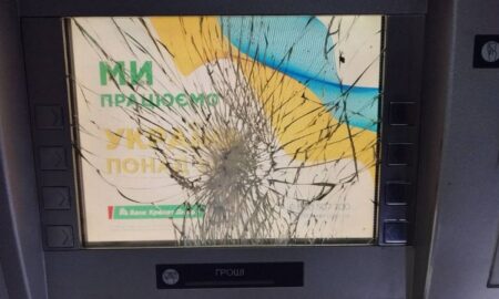 У Нікополі п'яний чоловік розбив скло банкомату