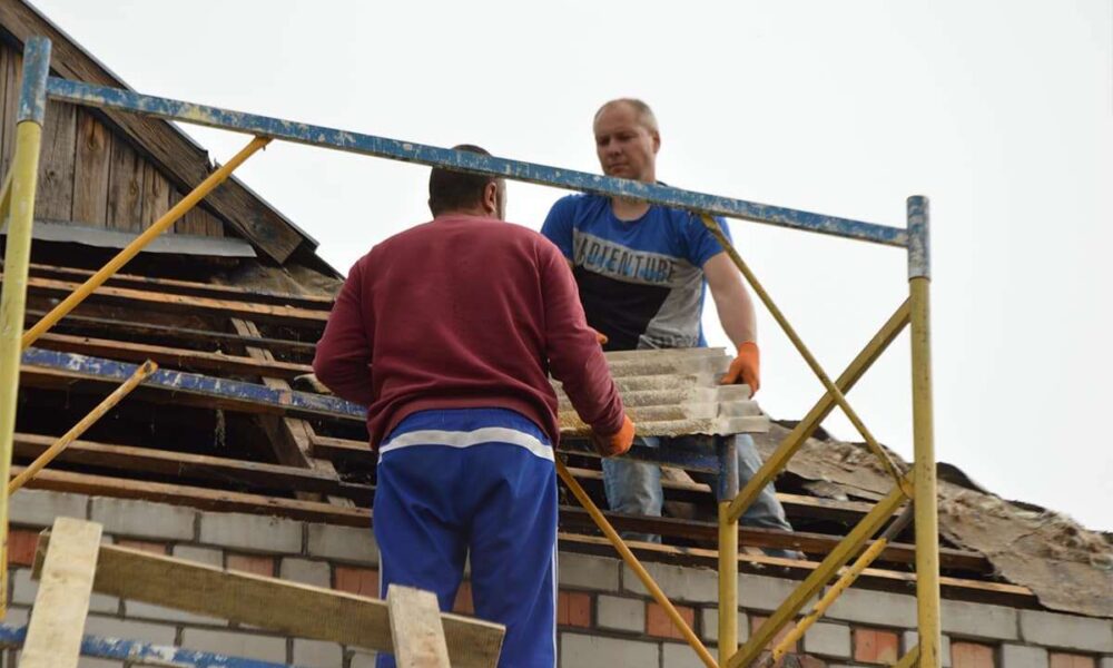  У Нікополі триває відновлення пошкоджених ворогом будинків (фото)