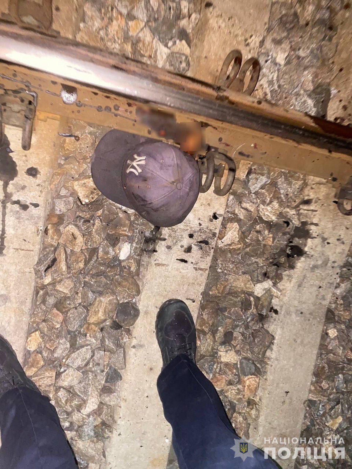У Дніпрі під вантажним потягом загинув чоловік: поліція встановлює особу