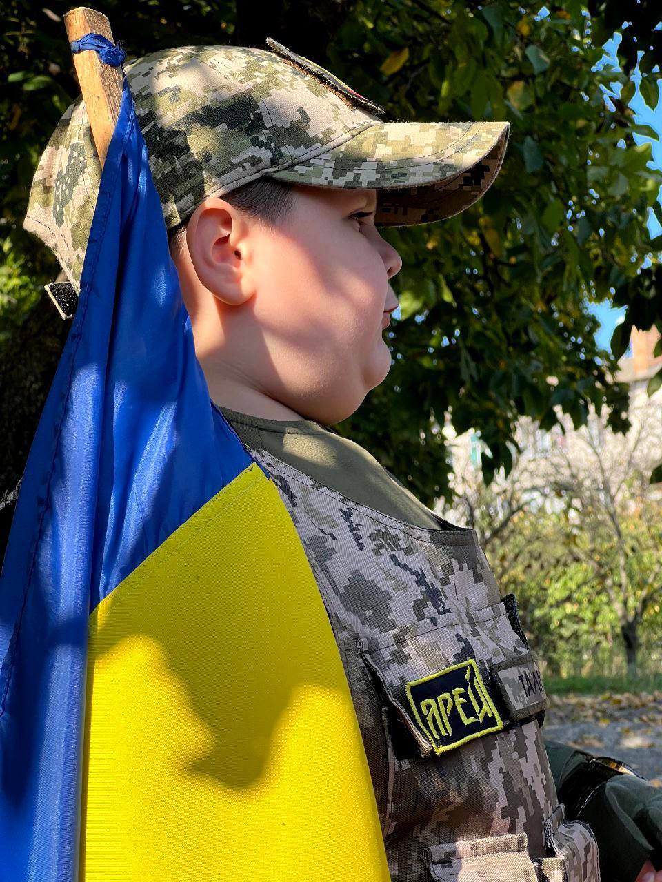 «Талісман»: 9-річний хлопчик на Дніпропетровщині щодня зустрічав на дорозі військових з Прапором України
